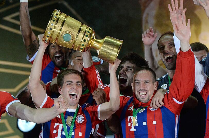 Die Bayern feiern mit dem Pott. Die schönsten Jubelbilder aus dem Berliner Olympiastadion.