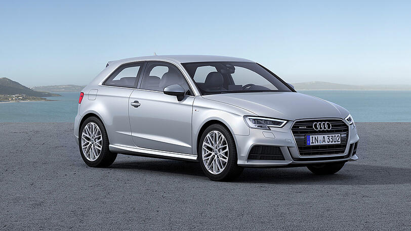 Platz 2: Rang zwei in der Kompakt-Hierarchie belegt im Juli der Audi A3/S3, der etwas feinere Bruder des Golf, der exakt 4.898 Mal neu zugelassen wurde. Als 1.0 TFSI mit 6-Gangschaltung und 85 kW/116 PS kostet er ab 23.750 Euro. Die Basis-Daten: 0 bis 100 km/h in 9,6 Sekunden, Höchstgeschwindigkeit 206 km/h, Normverbrauch je nach Bereifung 4,5 bis 4,7 Liter pro 100 Kilometer. Zwei Extra-Türen gibt es nur in der Version Sportback, die kostet ab 25.340 Euro.
