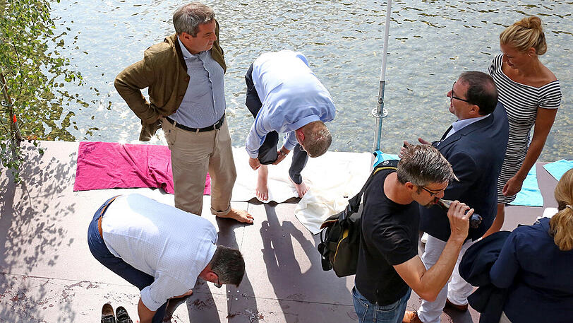 Richtig baden ist die CSU gar nicht gegangen. Hose, Hemd, mitunter auch die Jacke &ndash; all das blieb an der Isar am Dienstag brav an.