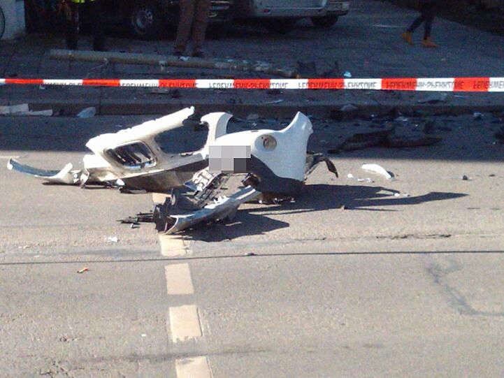 Überall auf der Fahrbahn liegen Trümmerteile.