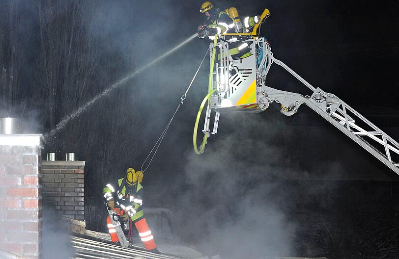 Feuer in der Silvesternacht in München: In der Wilhelmstraße war ein Dachstuhl in Brand geraten. Die Bilder von der Feuerwehr.