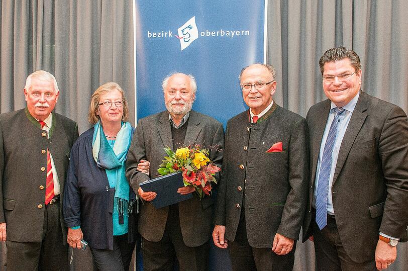 Bezirksrat Anton Spittlbauer, Wilhelms Ehefrau Lydia Jackson, Hermann Wilhelm, Bezirkstagspräsident Josef Mederer, und Dieter Rippel (v.l.n.r.)
