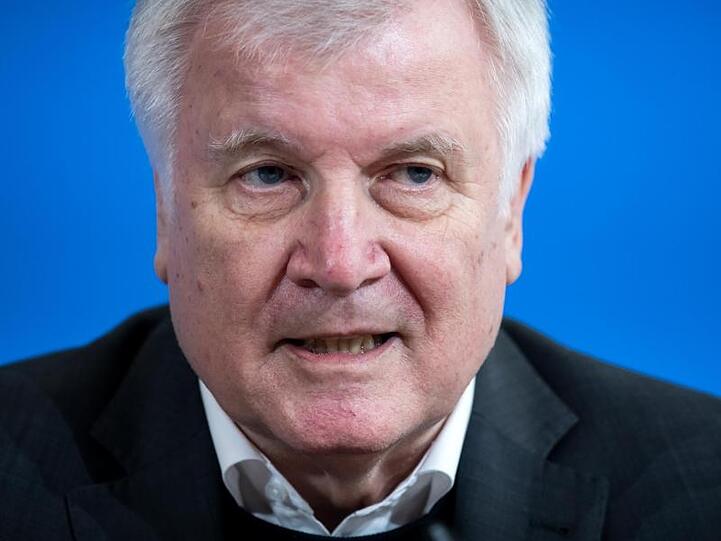 "Es gibt die begründete Hoffnung auf eine Unterstützung unserer Ermittlungen und auf belastbare Hinweise von der russischen Seite", sagt Seehofer.