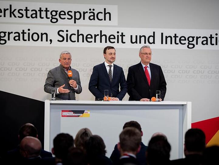 Baden-Württembergs Innenminister Thomas Strobl (l-r) , CDU-Generalsekretär Paul Ziemiak und der bayerische Innenminister Joachim Herrmann stellen in Berlin Ergebnisse des "Werkstattgesprächs" vor.