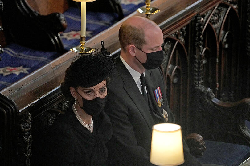 Herzogin Kate und Prinz William tragen Masken.