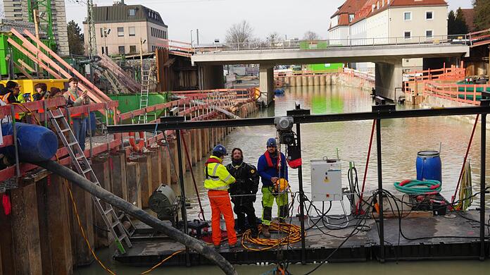 In der Baugrube hat sich Grundwasser gesammelt. Hier sind seit letzter Woche Taucher im Einsatz.