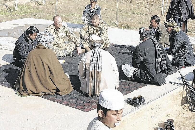 Beim Gespräch mit Dorfältesten im afghanischen Shak Tepa: Christian L. (hinten links mit Brille).Foto: Bundeswehr