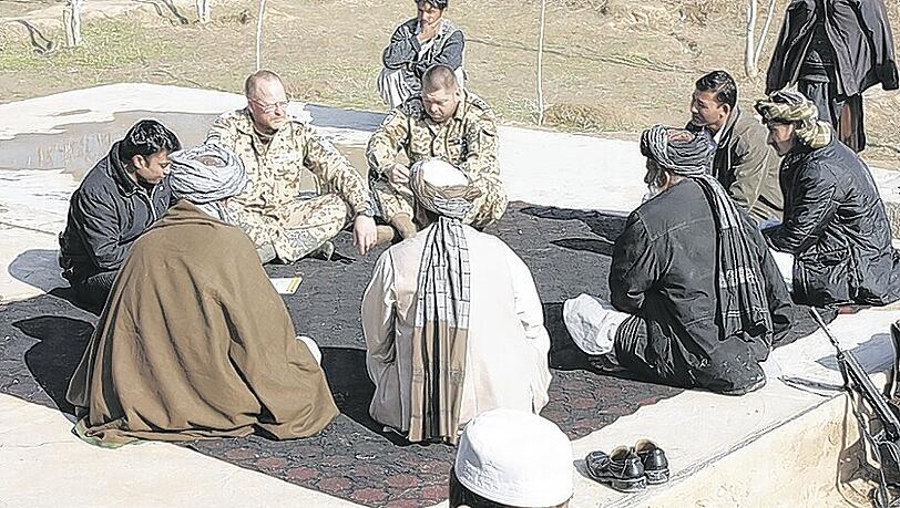 Beim Gespräch mit Dorfältesten im afghanischen Shak Tepa: Christian L. (hinten links mit Brille).Foto: Bundeswehr Beim Gespräch mit Dorfältesten im afghanischen Shak Tepa: Christian L. (hinten links mit Brille).Foto: Bundeswehr