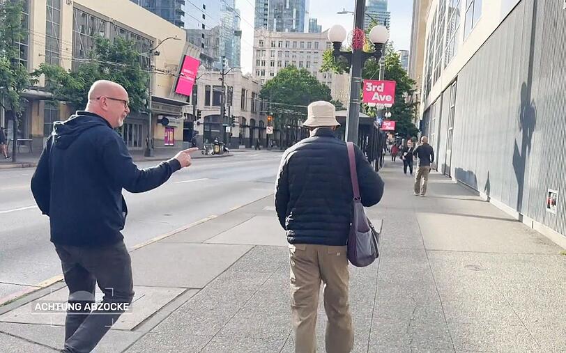 "Ihr seid keine Mönche, ihr seid Abzocker, ihr seid Diebe": Peter Giesel (links) stellt in Seattle einen Betrüger. "Ihr seid keine Mönche, ihr seid Abzocker, ihr seid Diebe": Peter Giesel (links) stellt in Seattle einen Betrüger.