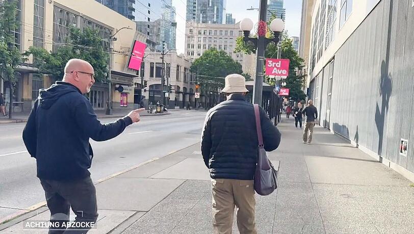 "Ihr seid keine Mönche, ihr seid Abzocker, ihr seid Diebe": Peter Giesel (links) stellt in Seattle einen Betrüger. "Ihr seid keine Mönche, ihr seid Abzocker, ihr seid Diebe": Peter Giesel (links) stellt in Seattle einen Betrüger.