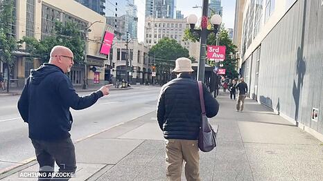 "Ihr seid keine M&ouml;nche, ihr seid Abzocker, ihr seid Diebe": Peter Giesel (links) stellt in Seattle einen Betr&uuml;ger.