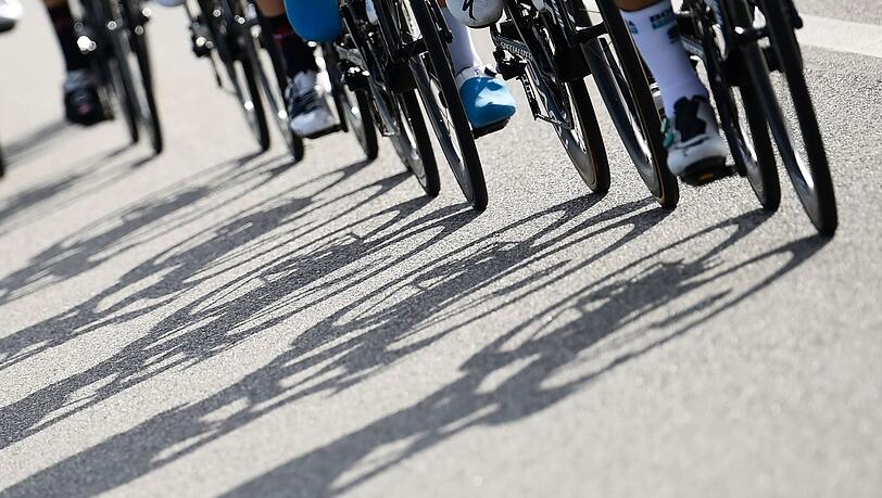 Vier Radfahrer sind bei dem Vorfall in Italien zum Teil schwer verletzt worden. (Symbolfoto)