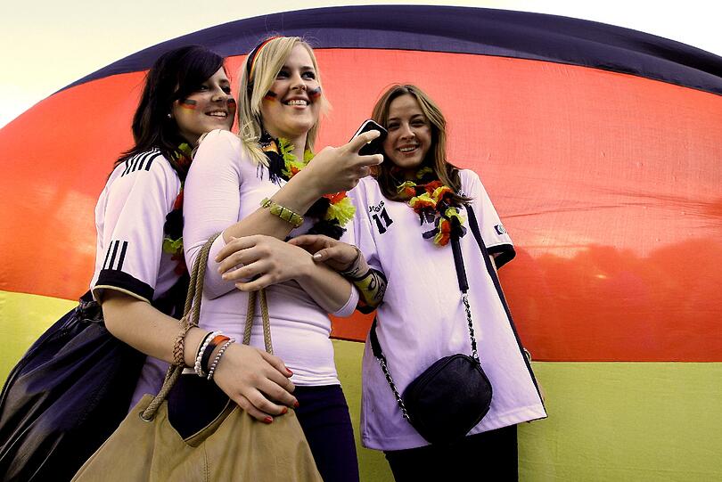 Ganz Deutschland im Freudentaumel! Schwarz-rot-goldene Fans unterstützen ihr Team! Die Bilder.