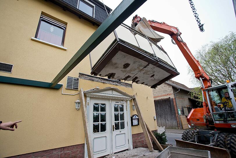 In Faulbach löste sich während einer Familienfeier ein Balkon von einer Hauswand. Die Bilder.