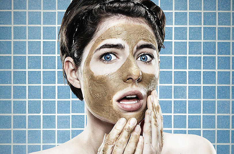 Das richtige Peeling kann gegen unreine Haut helfen.
