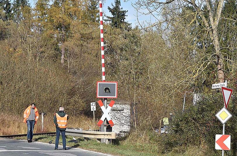 Der Regionalzug rammte den Wagen, als dieser gerade die Gleise überquerte. Beide Insassen starben noch am Unfallort.