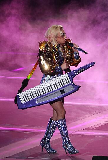 Funken, Feuer, Megahits: Die BIlder von Lady Gagas Halbzeit-Show.