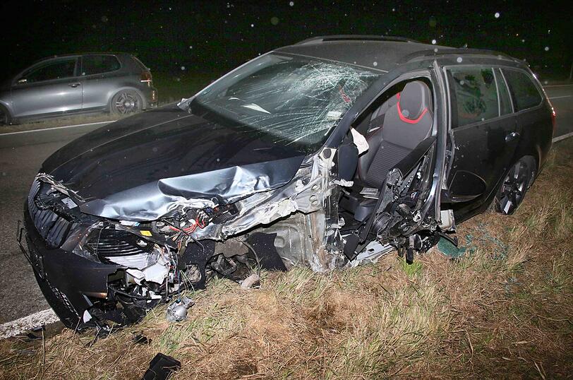 Auf der Staatsstraße 2353 im Landkreis Mühldorf sind ein Ford und ein Skoda beinahe frontal zusammengeprallt.