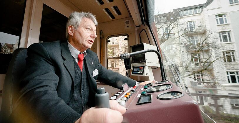 Mit bis zu 80 Kilometern pro Stunde durch die unterirdischen Tunnel: U-Bahn-Fahrer Hans-Dieter Hauke ist seit über 30 Jahren auf den Schienen im Einsatz.