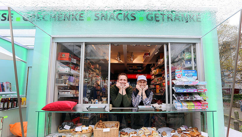 Alexander Vesely (l.) hat unter anderem mit seinem Partner Matthias Kehr (r.) den Kiosk-Würfel an der Münchner Freiheit betrieben. Alexander Vesely (l.) hat unter anderem mit seinem Partner Matthias Kehr (r.) den Kiosk-Würfel an der Münchner Freiheit betrieben.