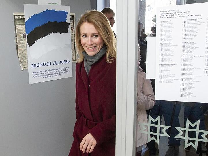 Die Vorsitzende der Estnischen Reformpartei, Kaja Kallas, kommt zur Stimmabgabe in ihr Wahllokal in Tallinn.