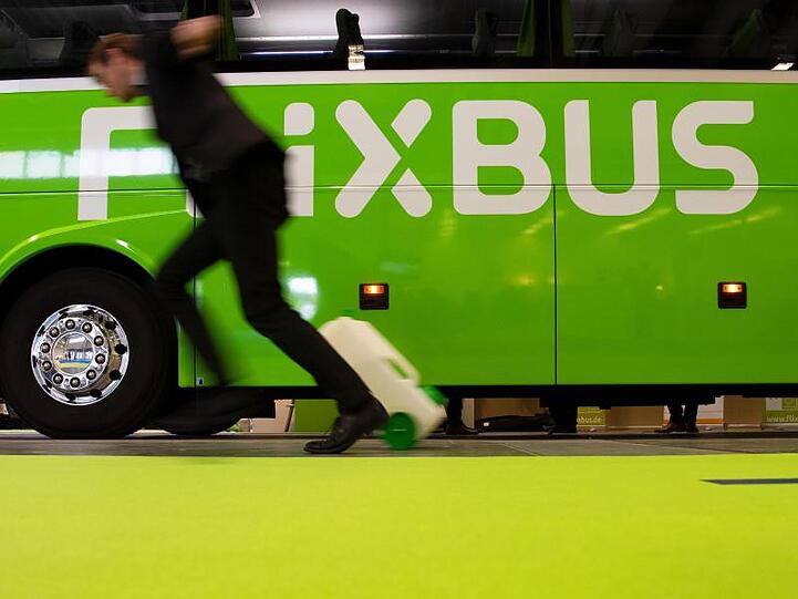 Ein Bus des Unternehmens Flixbus. Foto: Ralf Hirschberger/dpa/Archivbild