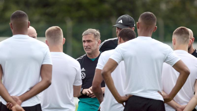 Im Mittelpunkt: U21-Coach Stefan Kuntz (M) schwört sein Team auf den EM-Start gegen Dänemark ein. Im Mittelpunkt: U21-Coach Stefan Kuntz (M) schwört sein Team auf den EM-Start gegen Dänemark ein.