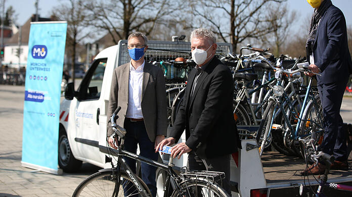 Mobilitätsreferent Georg Dunkel (l.), OB Dieter Reiter (m.) und Wolfgang Großmann von Park&Ride freuen sich über das neue Angebot.