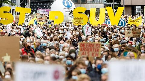 Demonstranten halten auf der Klimastreikdemonstration von "Fridadys For Future" Buchstaben, die die Worte "STOP SUV" bilden, in die Höhe.