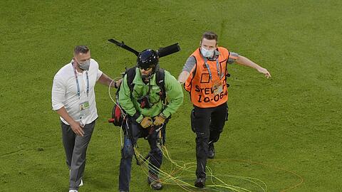 Schockmoment bei der Fußball-EM 2021, ein Gleitschirmpilot landet in der Allianz Arena und wäre fast ins Publikum gestürzt.