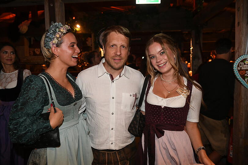 Playmate Julia Römmelt (l-r), der Comedian Oliver Pocher und das Playmate Laura Langas