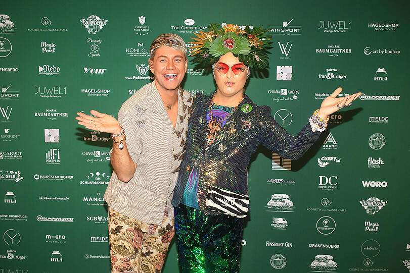 Strahlende Gastgeber: Julian F.M. Stoeckel (r.) und sein Partner Marcell Damaschke auf dem "Green Carpet" der Dschungelsause.