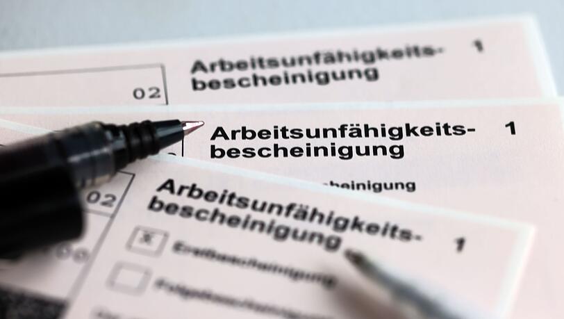 Eine Erkältungswelle hat den Krankenstand im ersten Quartal auf hohem Niveau gehalten. (Symbolbild)