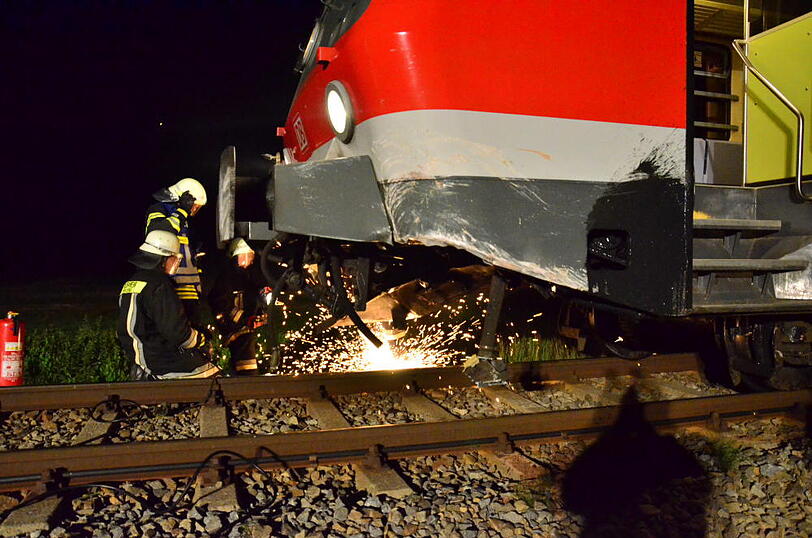 Eine Regionalbahn hat in Massing (Landkreis Rottal-Inn) ein Auto erfasst und in eine Wiese geschleudert. Bei dem Unfall am Montagabend wurden die 55-jährige Autofahrerin und ihre 72-jährige Beifahrerin schwer verletzt, wie die Polizei in Eggenfelden mitteilte. Sehen Sie hier die Bilder von der Unfallstelle.