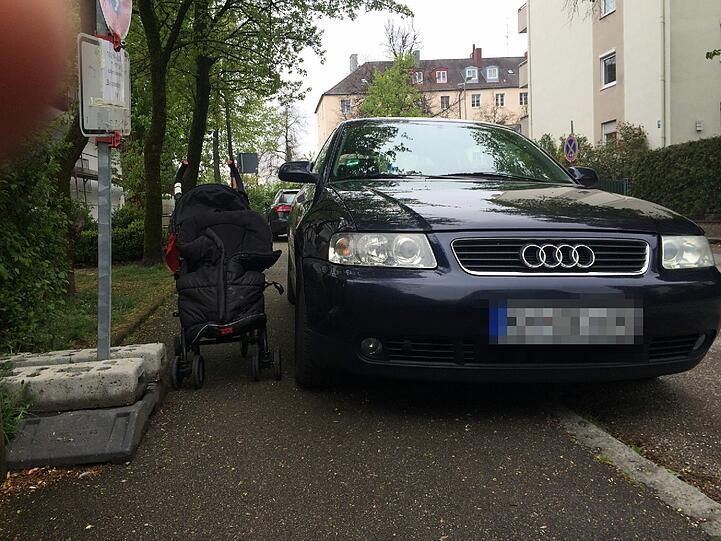 Kein Durchkommen mehr für Kinderwagen, Rollstuhlfahrer oder Rollator! Münchner ärgern sich über die vielen Gehsteigparker. Ein paar Beispiele...