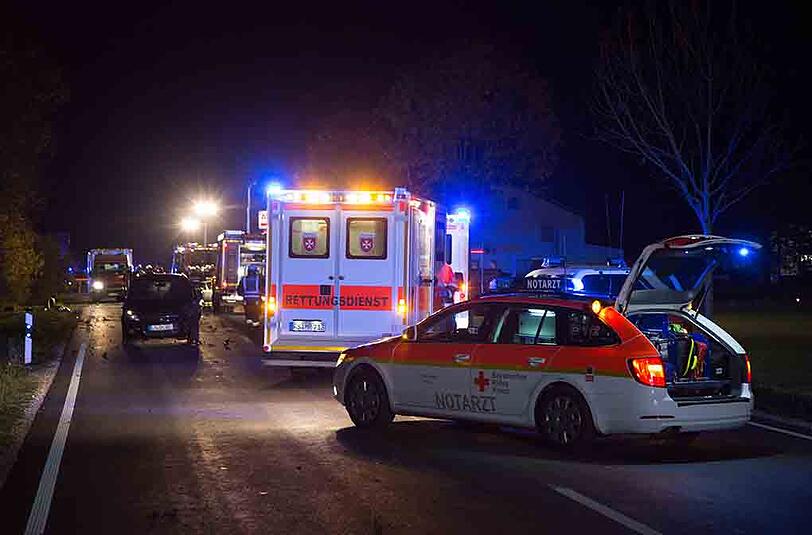 Die Bilder vom Unfallort in Landshut. Bei dem Verkehrsunfall kamen eine 48-jährige Frau und ihre 23 Jahre alte Tochter ums Leben.