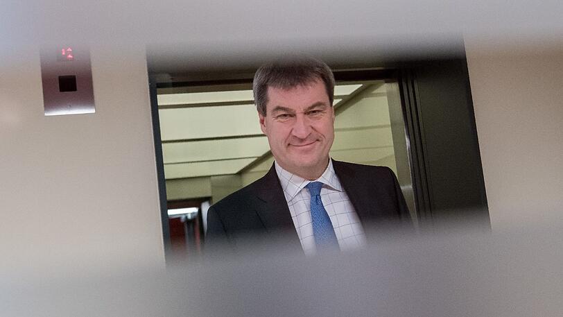 "Leider haben wir unsichtbare Trennungslinien in Europa": Finanzminister Markus Söder, hier im Fahrstuhl des Landtags.