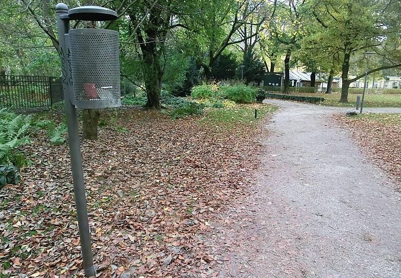 Gesehen im Alten Botanischen Garten: Ein hoch gehängter Papierkorb.