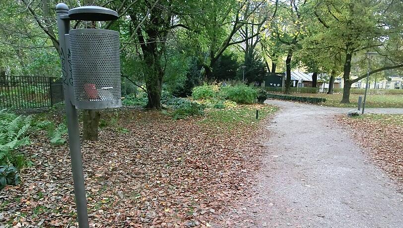 Gesehen im Alten Botanischen Garten: Ein hoch gehängter Papierkorb. Gesehen im Alten Botanischen Garten: Ein hoch gehängter Papierkorb.