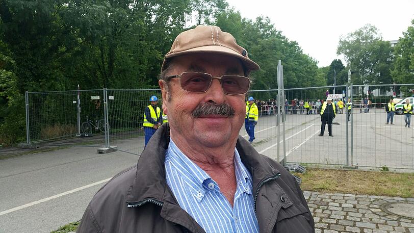 Kaminbauer Joachim Müller ist gekommen, um von seinem Turm Abschied zu nehmen.