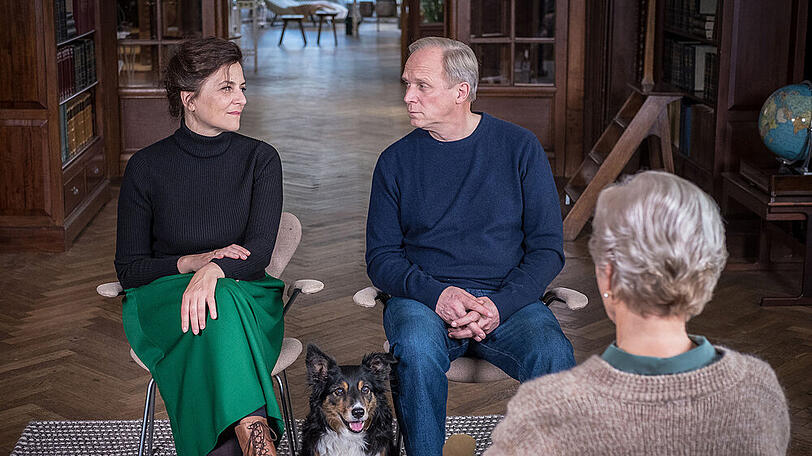 "Und wer nimmt den Hund?": Das wohlsituierte Paar Doris (Martina Gedeck) und Georg (Ulrich Tukur) stehen vor den Trümmern seiner Ehe