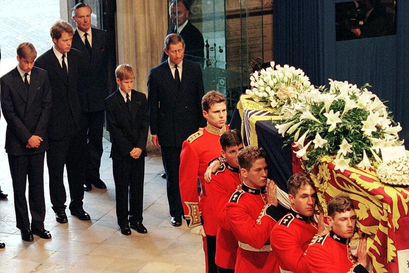 Prinz William, Dianas Bruder Graf Spencer, Prinz Harry und Prinz Charles stehen hinter dem Sarg von Prinzessin Diana auf dem Weg zur Trauerfeier in der Londoner Westminster Abtei.