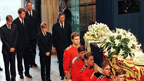 Prinz William, Dianas Bruder Graf Spencer, Prinz Harry und Prinz Charles stehen hinter dem Sarg von Prinzessin Diana auf dem Weg zur Trauerfeier in der Londoner Westminster Abtei.