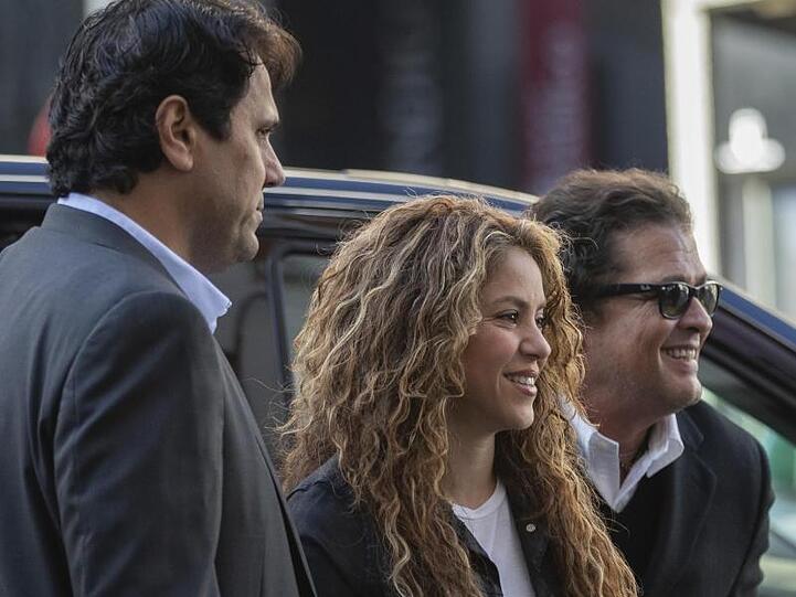 Shakira und Carlos Vives treffen am Gericht ein.