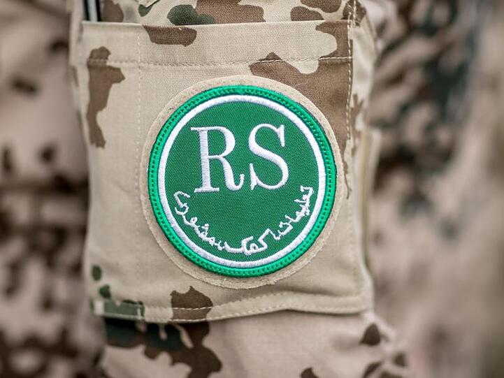 Die Buchstaben "RS" an der Uniform eines in Afghanistan stationierten Soldaten. Das Kürzel steht für "Resolute Support".