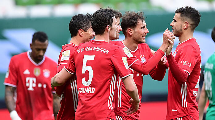 Alle lieben Lukki! Lucas Hernández (r.) genießt in der Bayern-Mannschaft einen hervorragenden Ruf - obwohl er kein Stammspieler ist.