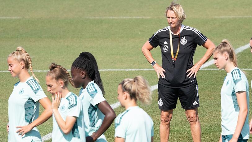 "Was die Mannschaft auszeichnet, ist die Frische", sagt Bundestrainerin Martina Voss-Tecklenburg vor dem EM-Start.