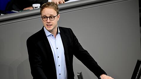 Der Grünen-Politiker Marcel Emmerich spricht im Plenarsaal des Bundestags.
