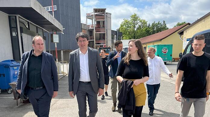 Der SPD-Bundestagsabgeordne Sebastian Roloff (li.) und daneben SPD-Landtagsfraktionschef Florian von Brunn beim Besuch von Polytech in Sendling vor einigen Tagen.