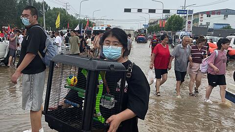 Flucht vor dem Wasser: Evakuierungen in der nordchinesischen Provinz Hebei südlich von Peking.